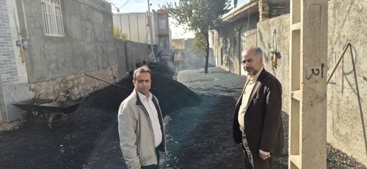 آسفالت ریزی دستی معابر کم عرض شهر کرسف